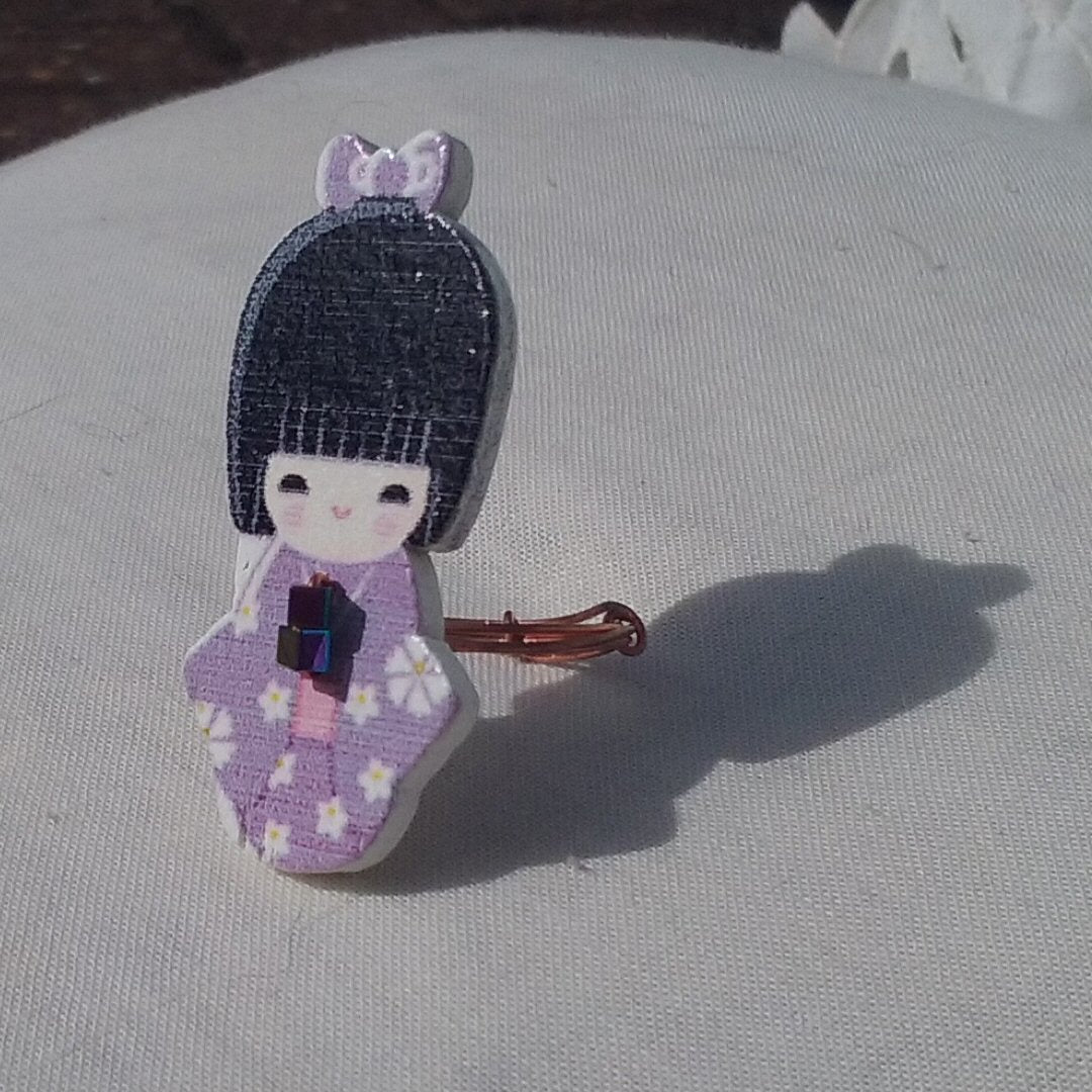 Copper Ring. Japanese Lady lilac dress - detail