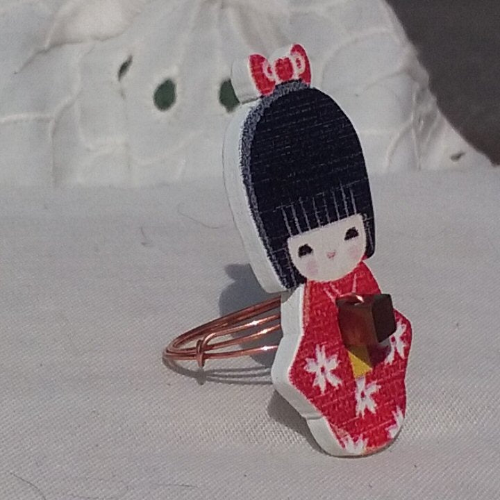 Copper Ring. Japanese Lady red dress - detail