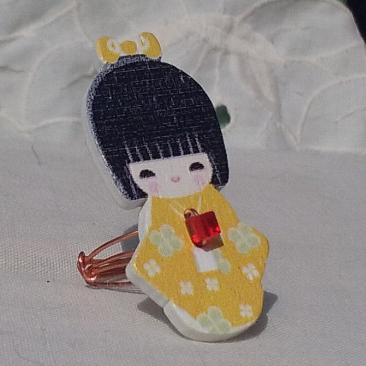 Copper Ring. Japanese Lady yellow dress - detail