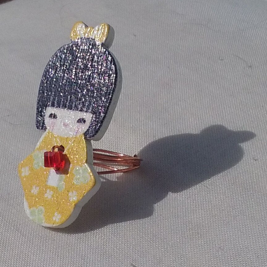 Copper Ring. Japanese Lady yellow dress - detail