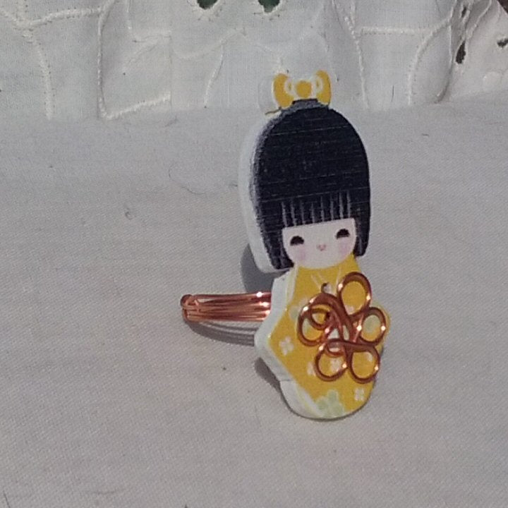 Copper Ring. Japanese Lady yellow loopy dress - detail