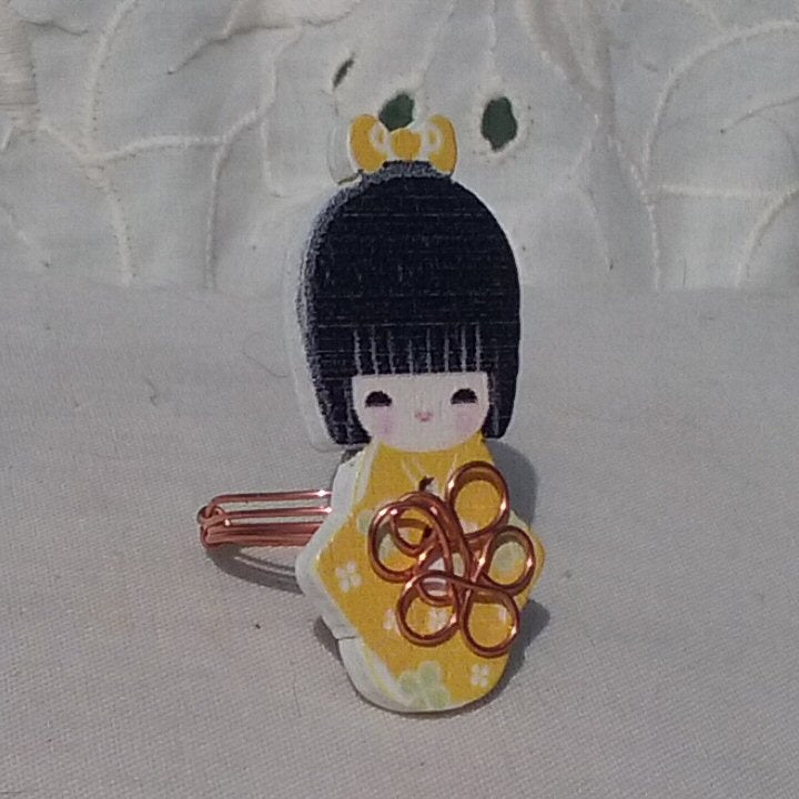 Copper Ring. Japanese Lady yellow loopy dress - detail